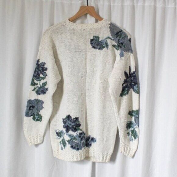 Vintage Hand Knit Long Sleeve Crew Neck Blue and Cream Floral Sweater Medium - Picture 3 of 8